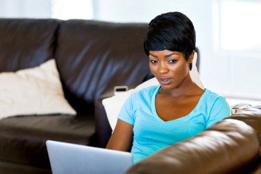 Onu laptop çalışan genç güzel kadın