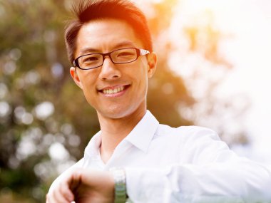 Genç işadamı Park onun mola sırasında rahatlatıcı