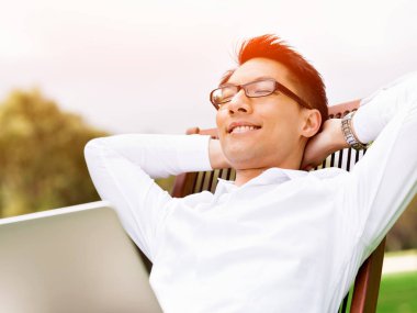 Parkta onun mola sırasında genç işadamı