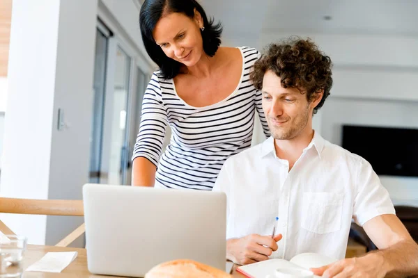 Mutlu modern çift üstünde laptop evde çalışma — Stok fotoğraf
