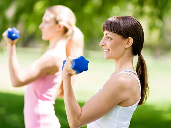 Retrato de mulheres alegres em fitness exercício desgaste com haltere — Fotografia de Stock