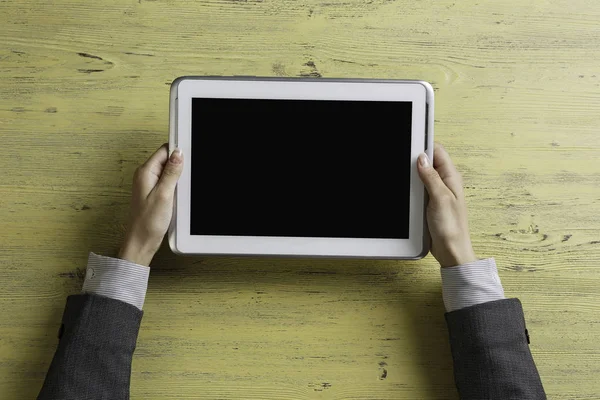 Bayan patron tablet aygıtı kullanma