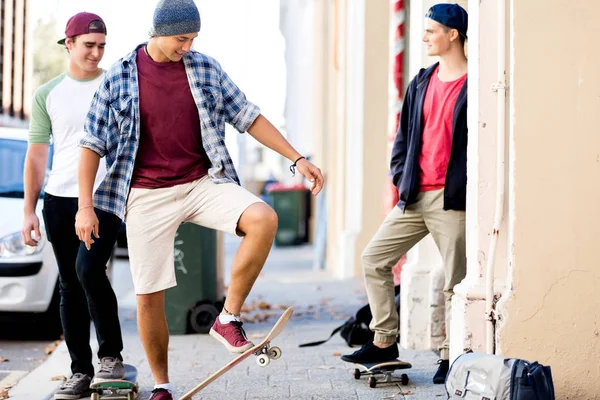 Teenager-Freunde laufen mit Skateboards auf der Straße — Stockfoto