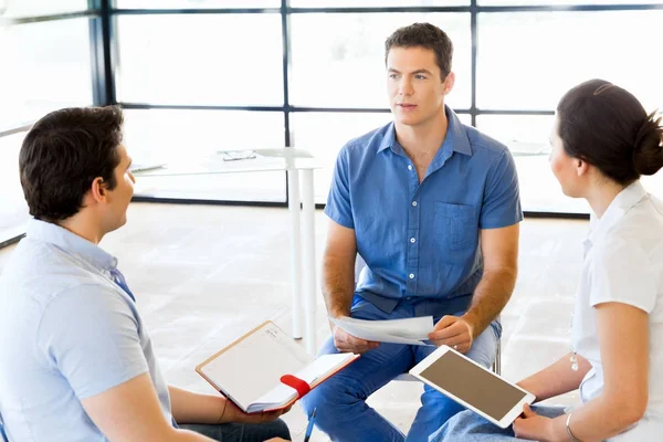 Resmi belgeler ve fikirleri tartışmak iş ortakları