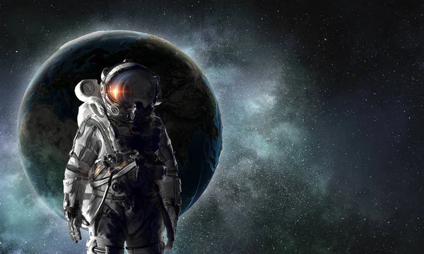 Εξερεύνηση αστροναύτης στο διάστημα. Μικτή τεχνική — Φωτογραφία Αρχείου