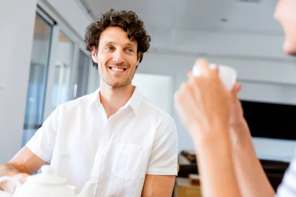 Paar om thuis te zitten en chatten — Stockfoto