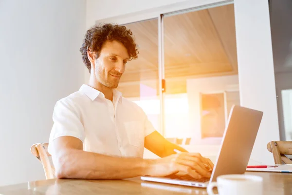 Man die thuis aan laptop werkt — Stockfoto