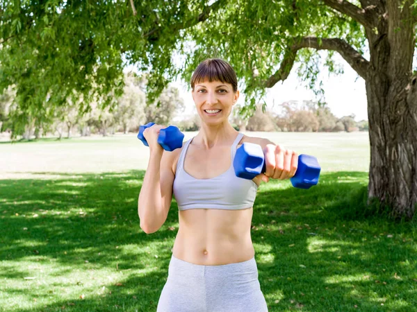 Fitness giyim halterle kullanmada neşeli kadın portresi — Stok fotoğraf