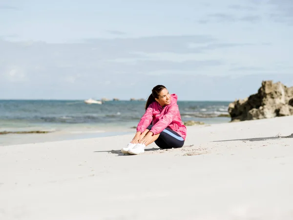 연습을 하 고 해변에서 젊은 여자 — 스톡 사진