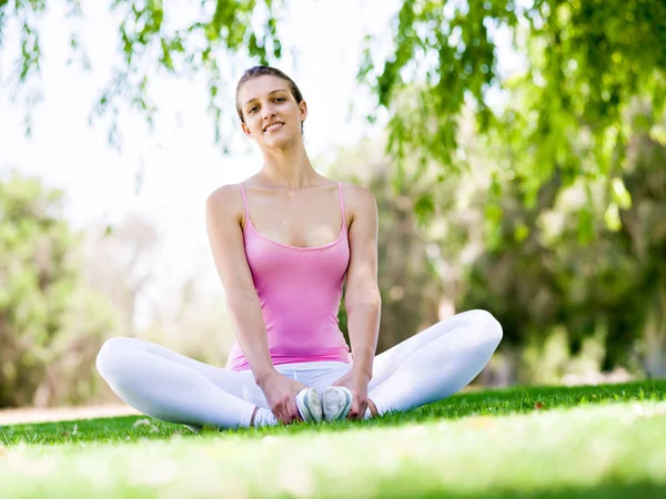 Mujer joven haciendo ejercicio en el parque — Foto de Stock