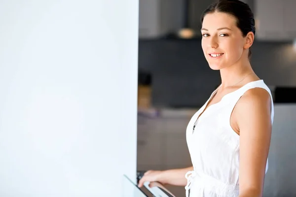 Magnifique portrait de femme en intérieur — Photo