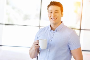 Ofiste bir kupa genç işadamı