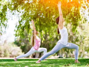 Genç kadın parkta egzersiz