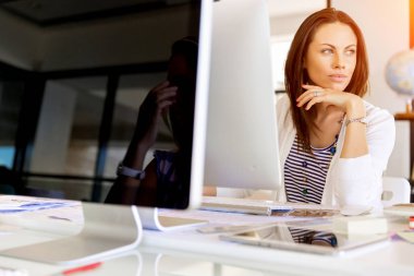 Mutlu girişimci veya serbest meslek sahibi bir ofis veya ev içinde