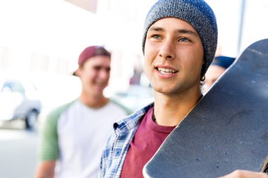 Genç çocuk onun kaykay ile Street yürüyüş