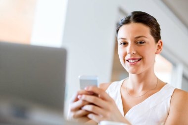 Telefonu tutan genç kadın portresi