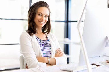 Mutlu girişimci veya serbest meslek sahibi bir ofis veya ev içinde