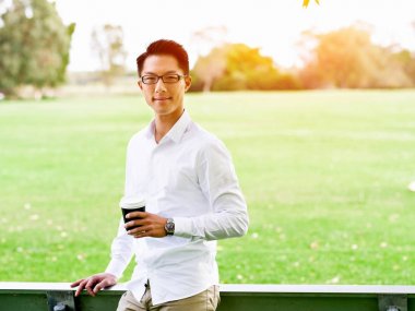 Adam bir parkta bir kahve molası