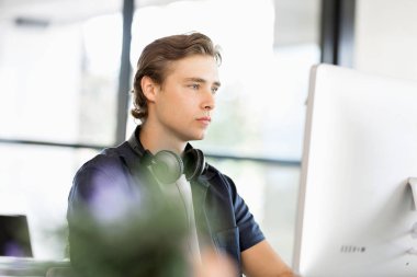 Bilgisayarda çalışan yakışıklı işadamı