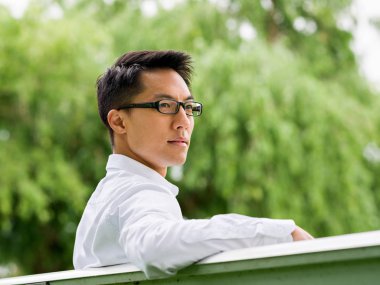 Parkta onun mola sırasında genç işadamı