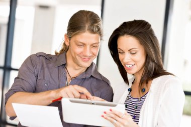 İki genç iş adamları Office görüntü