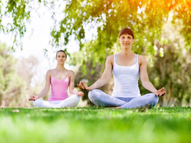 Genç kadın parkta egzersiz