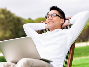 Genç işadamı Park onun mola sırasında rahatlatıcı