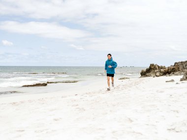 Sahil koşan genç adam