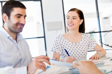 İki genç iş adamları Office görüntü