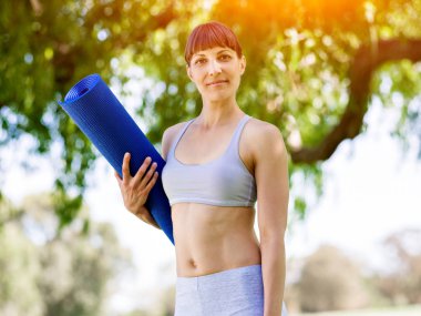 Genç kadın alll─▒n bir spor salonu mat parkta