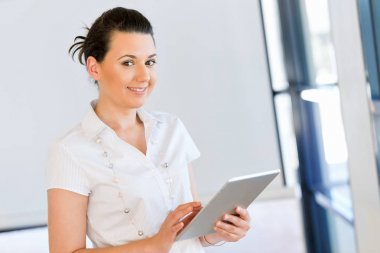 tablet pc ile gülümseyen kadın