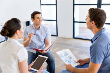 Resmi belgeler ve fikirleri tartışmak iş ortakları