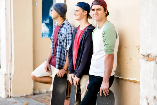 Amigos adolescentes de pie en la calle — Foto de Stock