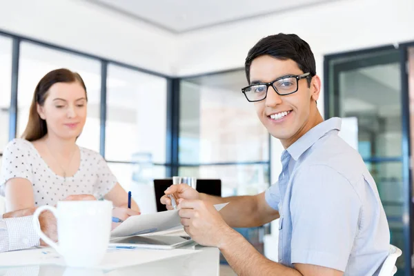 Ung mann i tilfeldig stilling – stockfoto