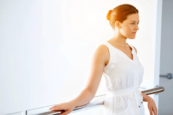 Magnifique portrait de femme en intérieur — Photo