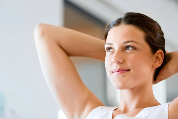 Hermoso retrato de mujer en interiores — Foto de Stock