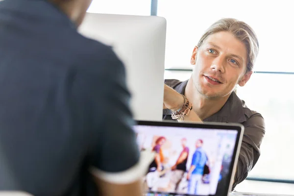 Glücklicher junger Mann arbeitet als Designer — Stockfoto