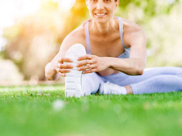 Young woman exercising in the park — Stock Photo, Image