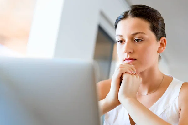 Jonge mooie vrouw die op haar laptop werkt — Stockfoto