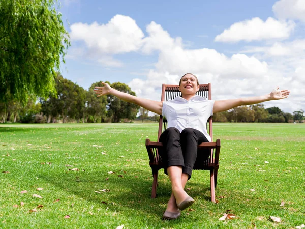 Young businesswoman relaxing during her break in park — Stock Photo, Image