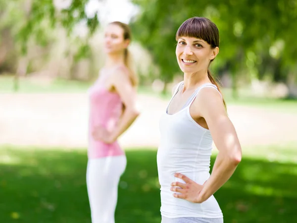 Giovani donne che si esercitano nel parco — Foto Stock