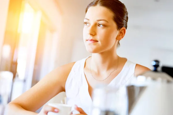 Mujer joven feliz con taza de té o café en casa —  Fotos de Stock