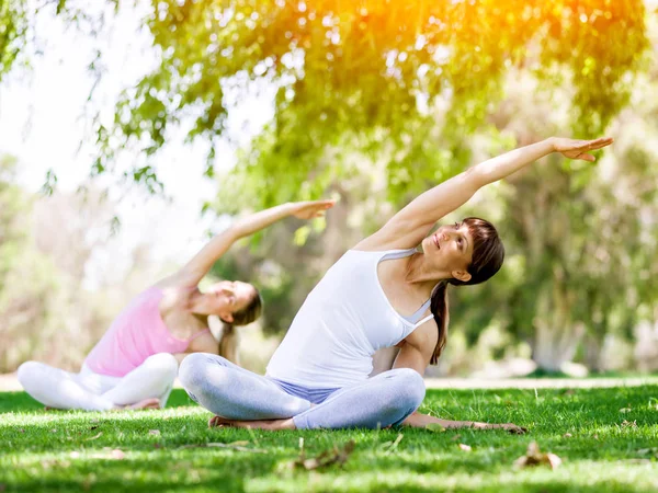 Mujeres jóvenes haciendo ejercicio en el parque — Foto de Stock