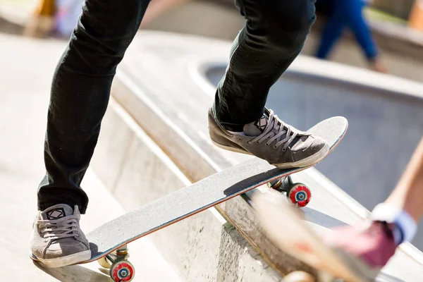 Nastoletni chłopiec skateboarding na zewnątrz — Zdjęcie stockowe