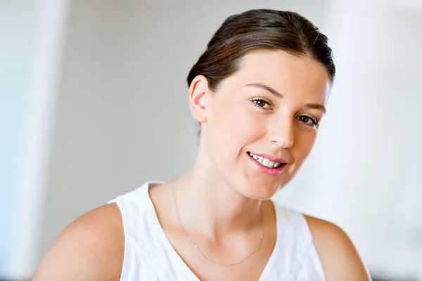 Mulher bonita retrato dentro de casa — Fotografia de Stock