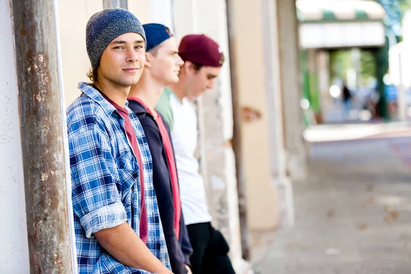 Amigos adolescentes de pie en la calle —  Fotos de Stock