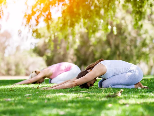 Genç kadın parkta egzersiz