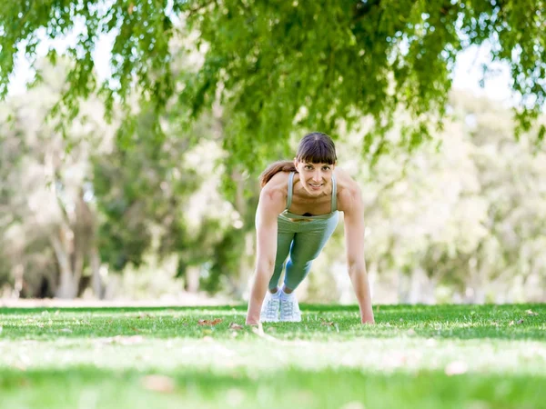 Jonge vrouw oefenen in het park — Stockfoto