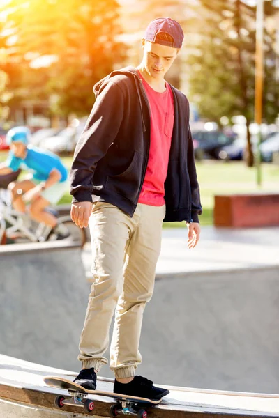 十几岁的男孩在户外滑板 — 图库照片