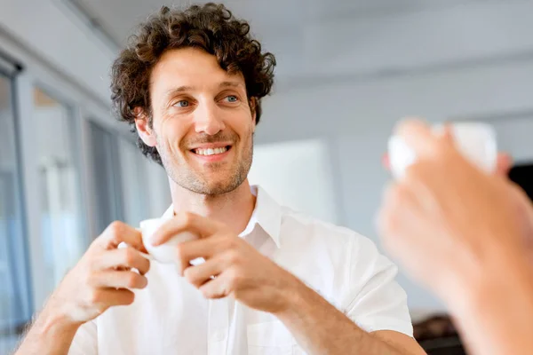 Uomo che prende il tè a casa — Foto Stock